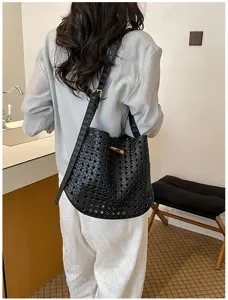 Zwart geweven emmertas detail, stijlvolle lederen crossbody tas voor dames vakantie.