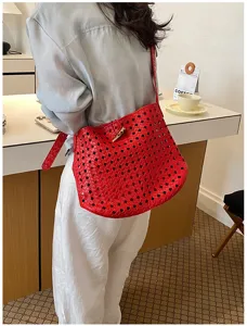 Rode geweven schoudertas voor dames, stijlvolle emmertas en casual crossbody handtas