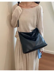 Casual black leather shoulder bag soft hobo tote bag for daily commuting and travel.