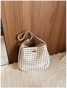 Retro opengewerkte emmer schoudertas voor vrouwen, chique crossbodytas voor reizen en mode.