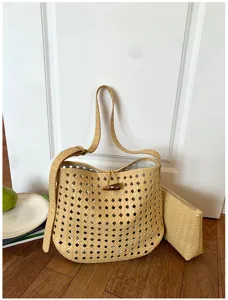 Gele geweven emmertas detail, stijlvolle holle schoudertas voor dames op vakantie.