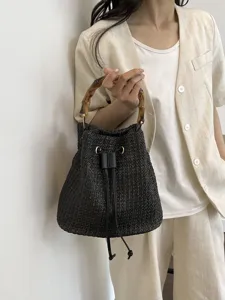 Sac seau en paille tissée pour femme avec élégante poignée en bambou et cordon de serrage.