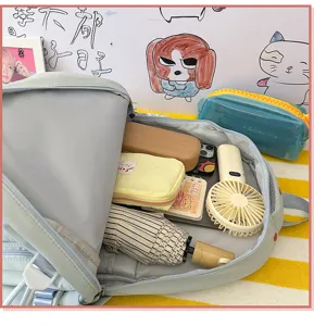 Detailansicht des großen Schülerrucksacks mit geräumigem Innenraum und praktischer Fächerung.