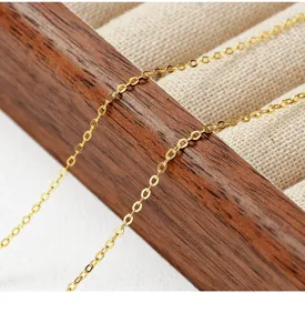 Nahaufnahme der feinen vergoldeten Sterling Silber O-Kette Halskette im Detail zeigen.