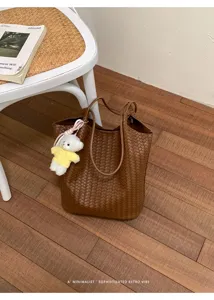 Korean style woven shoulder bag minimalist fashion bucket tote bag for daily commute.