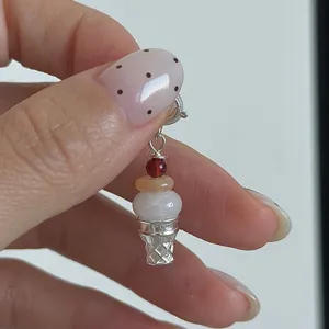 Dettagli del ciondolo a forma di cono gelato in argento sterling con pietre naturali.
