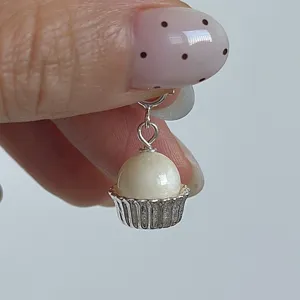 Primo piano dettagliato del ciondolo cupcake retrò in argento S925 con pietra naturale.