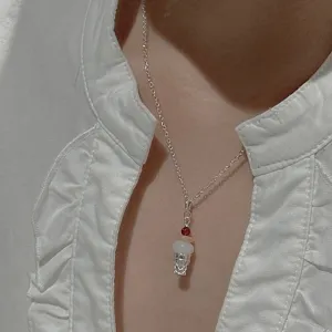 Primo piano dettaglio della collana con ciondolo gelato carino con sottile catena in argento.