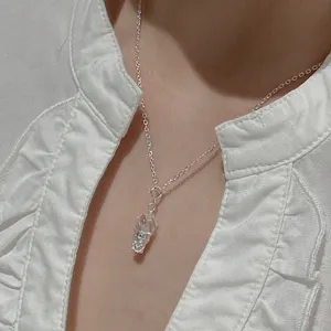 Primo piano della collana con ciondolo a cono di gelato in argento con dettagli raffinati.