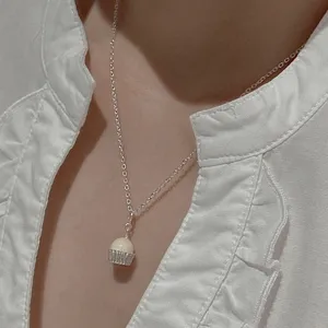 Vista dettagliata della collana con ciondolo cupcake in argento stile gioiello carino