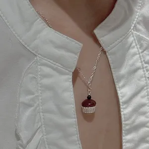 Collana con ciondolo cupcake in argento dettaglio, grazioso gioiello dolce per tutti i giorni.
