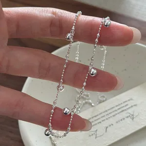 Silberne Perlen Choker Halskette mit kleinen Kugel Anhängern für modischen Damen Schmuck.