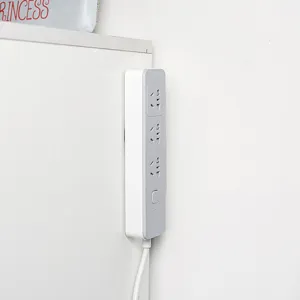 Multiprise murale blanche avec trois prises et interrupteur pour installation facile