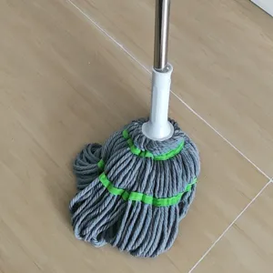 Vista de cerca del cabezal de mopa de algodón gris absorbente con bandas verdes.