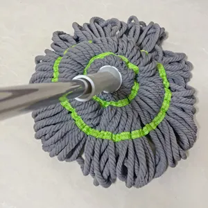 Cabezal de fregona de algodon gris con banda verde reforzada y mango de metal resistente.