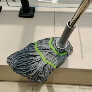 Detalle mopa autoexprimible hogar, cabezal algodón absorbente, mango metálico resistente.