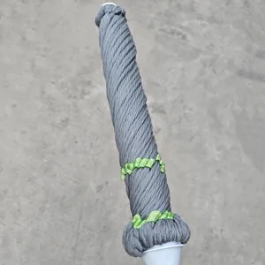 Detalle de repuesto de mopa de esponja gris con material absorbente y correas verdes.