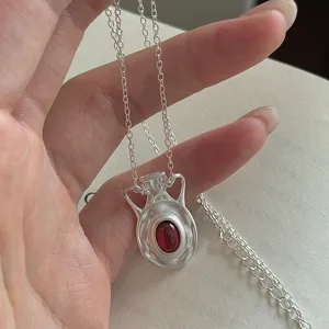 Collana Pendente a Forma di Bottiglia d'Acqua Opaca Vintage in Argento Sterling S925 per Donna con Strass Rosso Girocollo Retrò