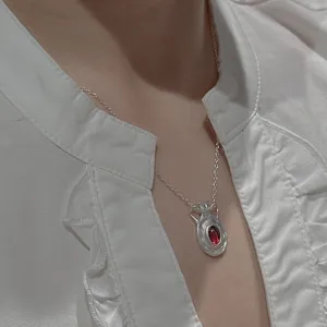 Collana con ciondolo fiala opaca rétro in argento S925 con gemma rossa per look chic.