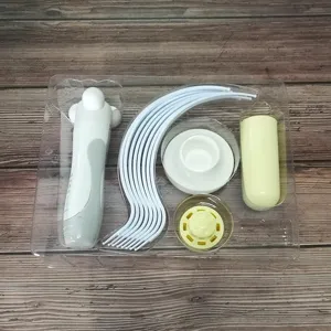 Detailansicht des elektrischen Massagegerates mit Griff, gebogenen Klauen und Basis im Blister.
