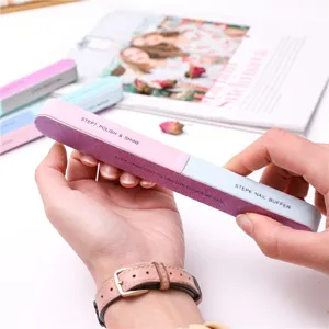 Lime à ongles multi-faces et bloc polisseur pour une manucure professionnelle.