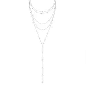 Primo piano dettagliato di una collana multistrato color argento con delicate catenine.
