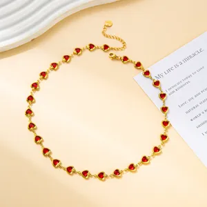 Vergoldete Edelstahl rote Herz Kette, trendiger süßer Stil Schmuck Detailansicht Aufnahme.