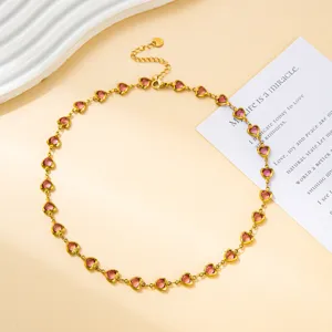 Vergoldete Edelstahlkette mit rosa Herz-Kristall-Strasssteinen für den süssen Stil.
