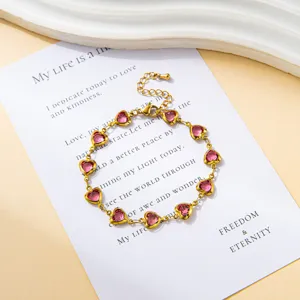 Vergoldetes Edelstahl-Kettenarmband mit wunderschönen rosa herzförmigen Kristallsteinen.