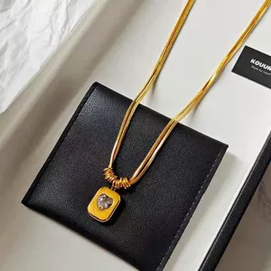 Detailansicht der 18K vergoldeten geometrischen Herz-Anhänger-Halskette mit Schlangenkette.