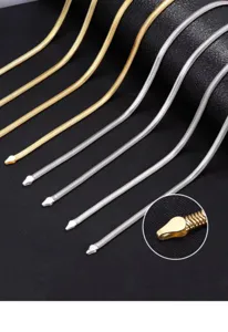 Elegante Gold und Silber Schlangenkette Detailaufnahme Nahaufnahme minimalistischer Halsschmuck.