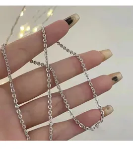 Nahaufnahme der S925 Sterlingsilber Facettenkette mit glitzernder Textur, ideal für Layering.