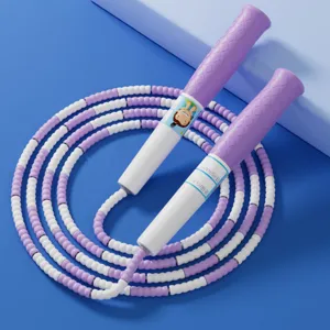 Corda per saltare con perline per bambini con segmenti in plastica morbida e manici viola.