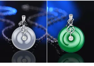 Detailaufnahme des S925 Silber Anhängers mit weißem und grünem Jadeit-Achat im runden Design.
