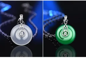 Silber Anhänger Halskette mit weißem und grünem Chalcedon und traditionellem Glücksdetail.