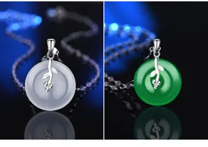 S925 Silber Sicherheitschnalle Anhänger Halskette mit weißen und grünen Chalcedon Steinen.
