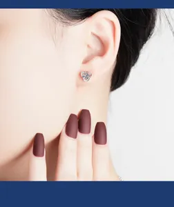 Zarte S925 Sterling Silber Moissanit Kleeblatt Ohrstecker, elegante Detailaufnahme.