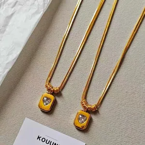 Nahaufnahme Detail der stilvollen 18K vergoldeten Edelstahl Herz Anhänger Schlangenkette.