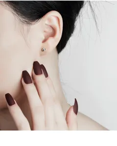 Detailansicht von S999 Silber Kugel Ohrringen, minimalistische kleine Ohrstecker fuer Alltag.