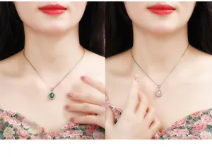 Nahaufnahme Detail der eleganten ovalen Edelstein Halskette Anhanger mit silberner Kette.