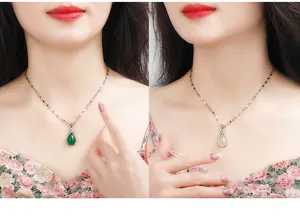 Detailansicht der eleganten Tropfen Jade Chalcedon Anhänger Halskette mit Edelsteinen.