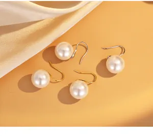 Elegante Perlenhakenohrloecher mit glaenzenden weissen Perlen und Metallhaken fuer Damen.