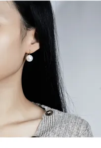 Elegante Perlenohrhänger mit einer glänzenden runden weißen Perle an einem filigranen Haken.