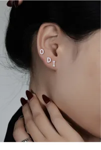 925er Silber Zirkonia Buchstabe Ohrstecker Damen, minimalistischer Ohrschmuck fuer Alltag.