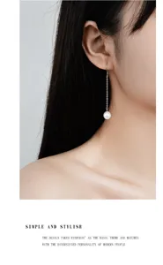 Detailaufnahme von eleganten S925 Sterling Silber langen Perlenkette Ohrringen getragen.