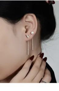 Detailansicht der S999 Sterlingsilber langen Quasten Ohrkette mit V und Lächeln Ohrstecker.