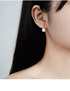 Sterlingsilber Perlen Ohrhänger Detail, minimalistischer eleganter Ohrschmuck Nahaufnahme.