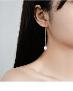 Detailaufnahme von s925 silbernen langen Perlenhängeohrringen, elegantes Ketten-Design.