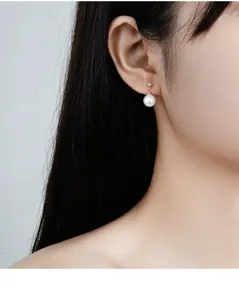 Nahaufnahme Detailaufnahme des Silber Perlen Ohrrings, elegant getragen am Ohrmodell.