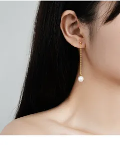 Nahaufnahme Detail von eleganten vergoldeten Kettchen Perlen Ohrringen am Ohr, schickes Design.